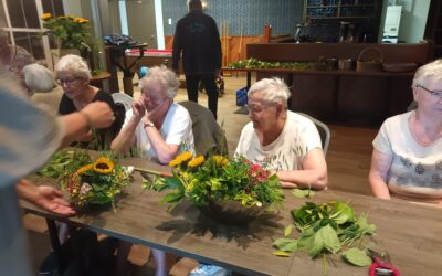 Bloemschikken tijdens de koffieochtend van 24 juni 2025